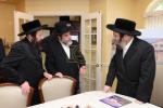 מעמד חתימת שטרת לרגל קניית זכות בית המדרש "בית בן ציון" במחנה אהל ברוך קראסנא