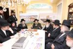 מעמד חתימת שטרת לרגל קניית זכות בית המדרש "בית בן ציון" במחנה אהל ברוך קראסנא