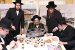 מעמד חתימת שטרת לרגל קניית זכות בית המדרש "בית בן ציון" במחנה אהל ברוך קראסנא