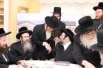 מעמד חתימת שטרת לרגל קניית זכות בית המדרש "בית בן ציון" במחנה אהל ברוך קראסנא
