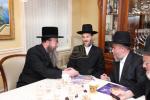 מעמד חתימת שטרת לרגל קניית זכות בית המדרש "בית בן ציון" במחנה אהל ברוך קראסנא