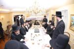 מעמד חתימת שטרת לרגל קניית זכות בית המדרש "בית בן ציון" במחנה אהל ברוך קראסנא