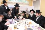מעמד חתימת שטרת לרגל קניית זכות בית המדרש "בית בן ציון" במחנה אהל ברוך קראסנא