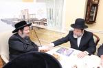 מעמד חתימת שטרת לרגל קניית זכות בית המדרש "בית בן ציון" במחנה אהל ברוך קראסנא