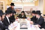 מעמד חתימת שטרת לרגל קניית זכות בית המדרש "בית בן ציון" במחנה אהל ברוך קראסנא