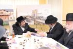 מעמד חתימת שטרת לרגל קניית זכות בית המדרש "בית בן ציון" במחנה אהל ברוך קראסנא