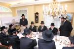 מעמד חתימת שטרת לרגל קניית זכות בית המדרש "בית בן ציון" במחנה אהל ברוך קראסנא