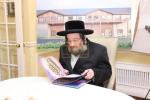 מעמד חתימת שטרת לרגל קניית זכות בית המדרש "בית בן ציון" במחנה אהל ברוך קראסנא