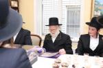 מעמד חתימת שטרת לרגל קניית זכות בית המדרש "בית בן ציון" במחנה אהל ברוך קראסנא