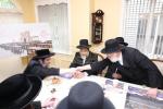 מעמד חתימת שטרת לרגל קניית זכות בית המדרש "בית בן ציון" במחנה אהל ברוך קראסנא