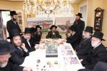 מעמד חתימת שטרת לרגל קניית זכות בית המדרש "בית בן ציון" במחנה אהל ברוך קראסנא