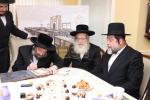 מעמד חתימת שטרת לרגל קניית זכות בית המדרש "בית בן ציון" במחנה אהל ברוך קראסנא