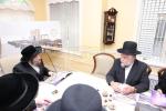 מעמד חתימת שטרת לרגל קניית זכות בית המדרש "בית בן ציון" במחנה אהל ברוך קראסנא