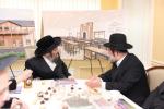 מעמד חתימת שטרת לרגל קניית זכות בית המדרש "בית בן ציון" במחנה אהל ברוך קראסנא