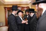 מעמד חתימת שטרת לרגל קניית זכות בית המדרש "בית בן ציון" במחנה אהל ברוך קראסנא