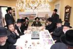 מעמד חתימת שטרת לרגל קניית זכות בית המדרש "בית בן ציון" במחנה אהל ברוך קראסנא