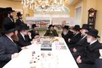 מעמד חתימת שטרת לרגל קניית זכות בית המדרש "בית בן ציון" במחנה אהל ברוך קראסנא