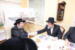 מעמד חתימת שטרת לרגל קניית זכות בית המדרש "בית בן ציון" במחנה אהל ברוך קראסנא