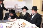 מעמד חתימת שטרת לרגל קניית זכות בית המדרש "בית בן ציון" במחנה אהל ברוך קראסנא