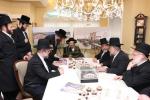 מעמד חתימת שטרת לרגל קניית זכות בית המדרש "בית בן ציון" במחנה אהל ברוך קראסנא