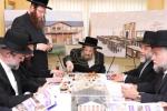מעמד חתימת שטרת לרגל קניית זכות בית המדרש "בית בן ציון" במחנה אהל ברוך קראסנא