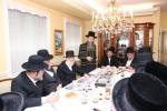 מעמד חתימת שטרת לרגל קניית זכות בית המדרש "בית בן ציון" במחנה אהל ברוך קראסנא