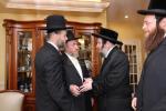מעמד חתימת שטרת לרגל קניית זכות בית המדרש "בית בן ציון" במחנה אהל ברוך קראסנא