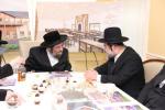 מעמד חתימת שטרת לרגל קניית זכות בית המדרש "בית בן ציון" במחנה אהל ברוך קראסנא