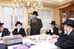 מעמד חתימת שטרת לרגל קניית זכות בית המדרש "בית בן ציון" במחנה אהל ברוך קראסנא