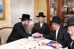 מעמד חתימת שטרת לרגל קניית זכות בית המדרש "בית בן ציון" במחנה אהל ברוך קראסנא