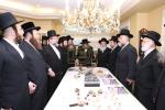 מעמד חתימת שטרת לרגל קניית זכות בית המדרש "בית בן ציון" במחנה אהל ברוך קראסנא