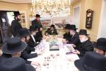 מעמד חתימת שטרת לרגל קניית זכות בית המדרש "בית בן ציון" במחנה אהל ברוך קראסנא