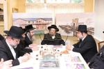 מעמד חתימת שטרת לרגל קניית זכות בית המדרש "בית בן ציון" במחנה אהל ברוך קראסנא