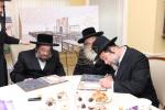 מעמד חתימת שטרת לרגל קניית זכות בית המדרש "בית בן ציון" במחנה אהל ברוך קראסנא