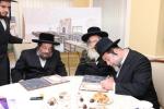 מעמד חתימת שטרת לרגל קניית זכות בית המדרש "בית בן ציון" במחנה אהל ברוך קראסנא