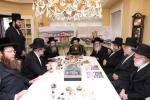 מעמד חתימת שטרת לרגל קניית זכות בית המדרש "בית בן ציון" במחנה אהל ברוך קראסנא