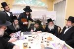 מעמד חתימת שטרת לרגל קניית זכות בית המדרש "בית בן ציון" במחנה אהל ברוך קראסנא