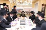 מעמד חתימת שטרת לרגל קניית זכות בית המדרש "בית בן ציון" במחנה אהל ברוך קראסנא