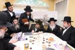 מעמד חתימת שטרת לרגל קניית זכות בית המדרש "בית בן ציון" במחנה אהל ברוך קראסנא