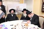 מעמד חתימת שטרת לרגל קניית זכות בית המדרש "בית בן ציון" במחנה אהל ברוך קראסנא