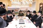 מעמד חתימת שטרת לרגל קניית זכות בית המדרש "בית בן ציון" במחנה אהל ברוך קראסנא