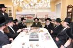 מעמד חתימת שטרת לרגל קניית זכות בית המדרש "בית בן ציון" במחנה אהל ברוך קראסנא