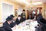 מעמד חתימת שטרת לרגל קניית זכות בית המדרש "בית בן ציון" במחנה אהל ברוך קראסנא