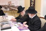 מעמד חתימת שטרת לרגל קניית זכות בית המדרש "בית בן ציון" במחנה אהל ברוך קראסנא