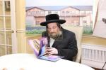 מעמד חתימת שטרת לרגל קניית זכות בית המדרש "בית בן ציון" במחנה אהל ברוך קראסנא