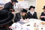 מעמד חתימת שטרת לרגל קניית זכות בית המדרש "בית בן ציון" במחנה אהל ברוך קראסנא