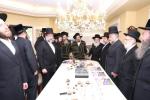 מעמד חתימת שטרת לרגל קניית זכות בית המדרש "בית בן ציון" במחנה אהל ברוך קראסנא