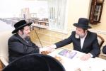מעמד חתימת שטרת לרגל קניית זכות בית המדרש "בית בן ציון" במחנה אהל ברוך קראסנא