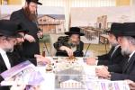 מעמד חתימת שטרת לרגל קניית זכות בית המדרש "בית בן ציון" במחנה אהל ברוך קראסנא