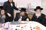 מעמד חתימת שטרת לרגל קניית זכות בית המדרש "בית בן ציון" במחנה אהל ברוך קראסנא